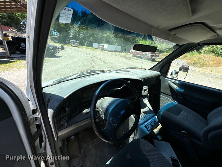 image for item DX0814 1995 Ford E350 ambulance