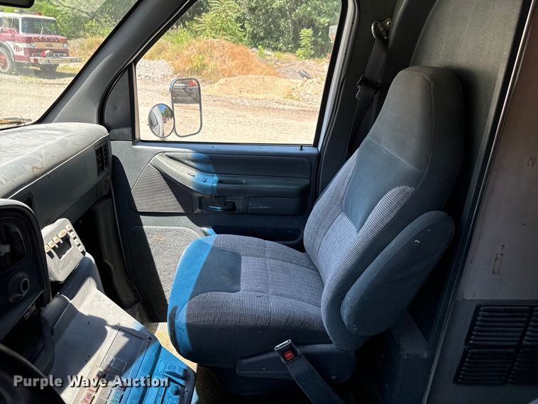 image for item DX0814 1995 Ford E350 ambulance