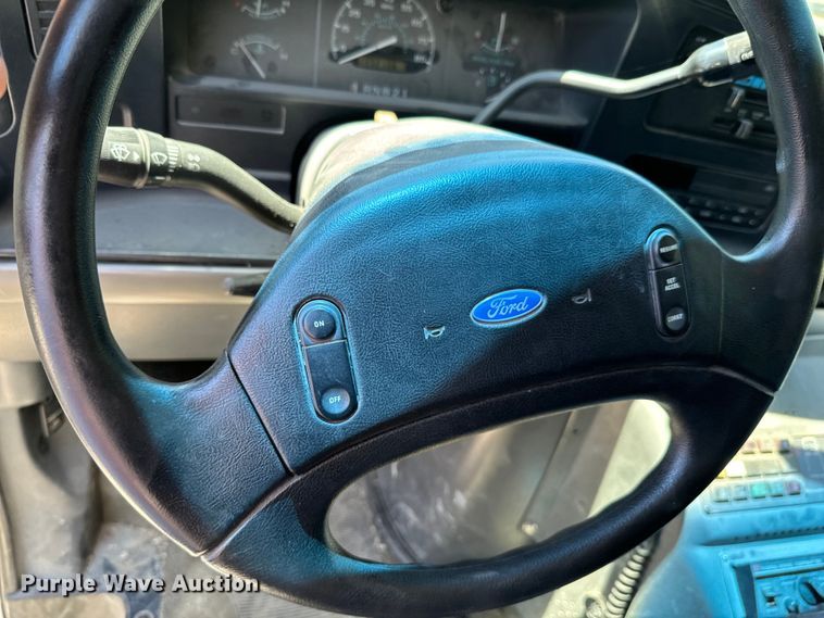 image for item DX0814 1995 Ford E350 ambulance