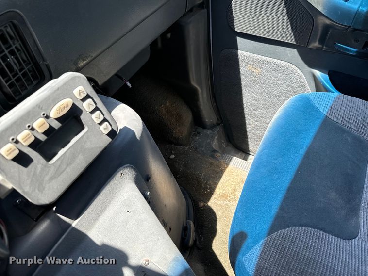 image for item DX0814 1995 Ford E350 ambulance