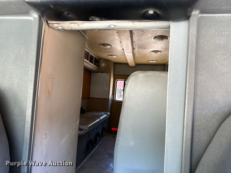 image for item DX0814 1995 Ford E350 ambulance