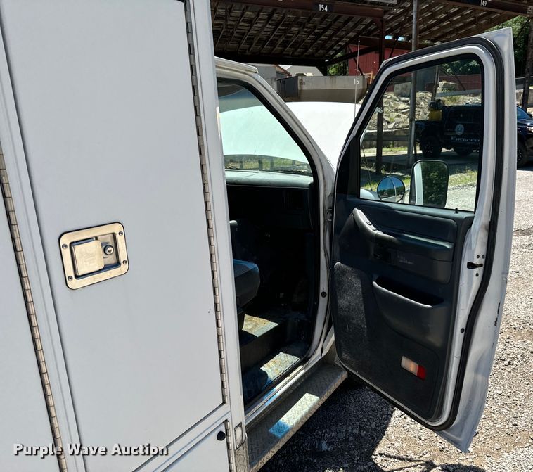 image for item DX0814 1995 Ford E350 ambulance