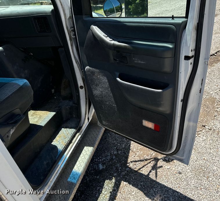 image for item DX0814 1995 Ford E350 ambulance