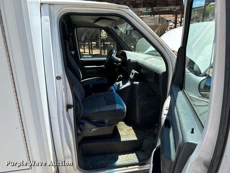 image for item DX0814 1995 Ford E350 ambulance