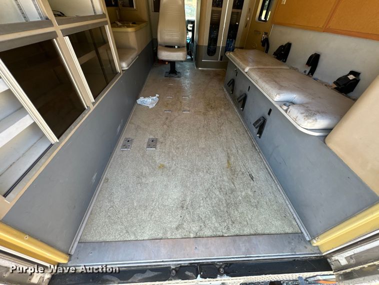 image for item DX0814 1995 Ford E350 ambulance