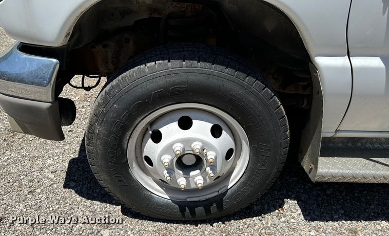 image for item DX0814 1995 Ford E350 ambulance