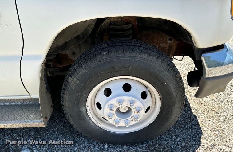 image for item DX0814 1995 Ford E350 ambulance