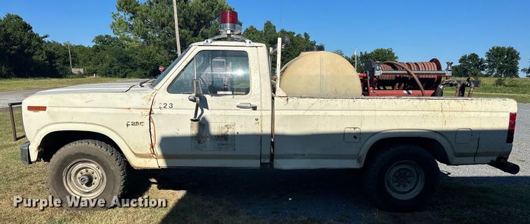 image for item EJ4396 1985 Ford F250 pickup truck