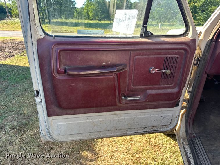 image for item EJ4396 1985 Ford F250 pickup truck