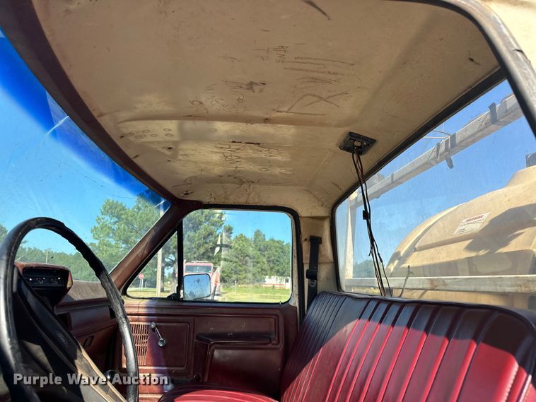 image for item EJ4396 1985 Ford F250 pickup truck