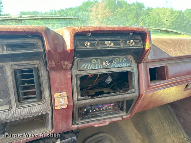 image for item EJ4396 1985 Ford F250 pickup truck