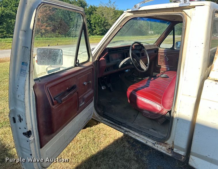 image for item EJ4396 1985 Ford F250 pickup truck