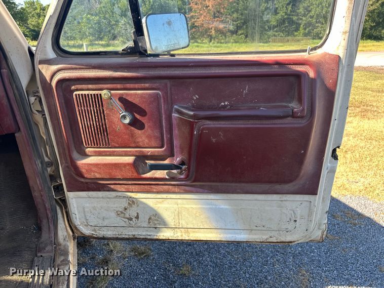 image for item EJ4396 1985 Ford F250 pickup truck