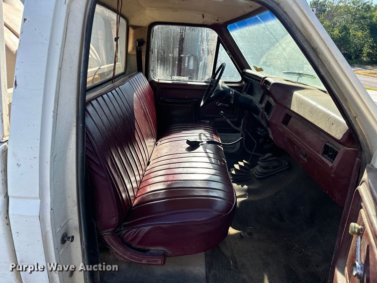 image for item EJ4396 1985 Ford F250 pickup truck