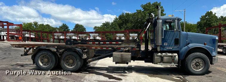 image for item EJ7001 2005 Freightliner FLD roll-off container truck