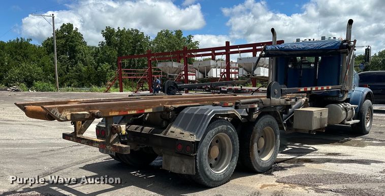 image for item EJ7001 2005 Freightliner FLD roll-off container truck