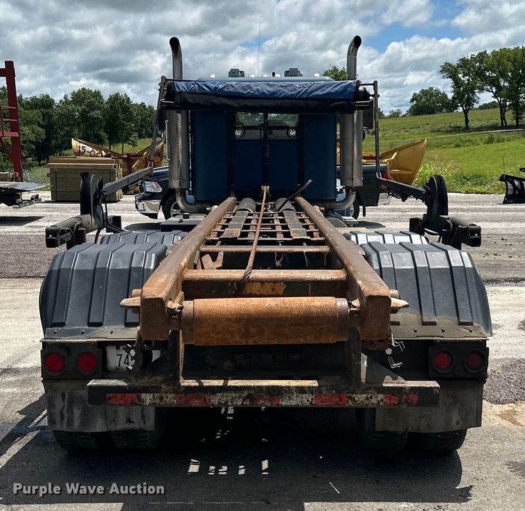 image for item EJ7001 2005 Freightliner FLD roll-off container truck