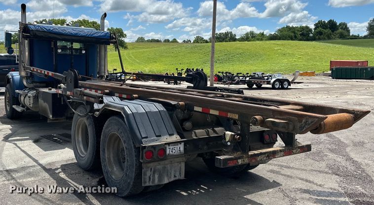 image for item EJ7001 2005 Freightliner FLD roll-off container truck