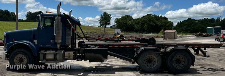 image for item EJ7001 2005 Freightliner FLD roll-off container truck