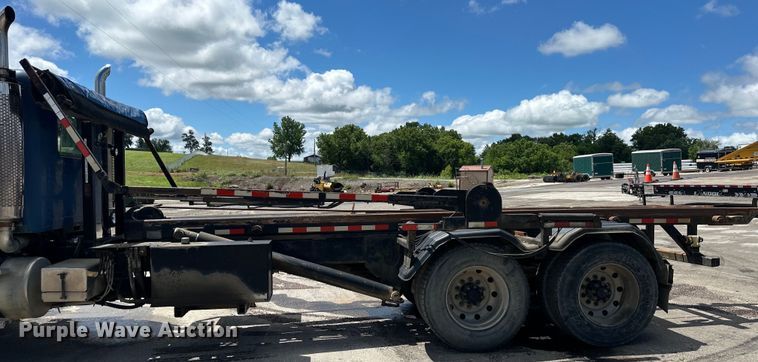 image for item EJ7001 2005 Freightliner FLD roll-off container truck