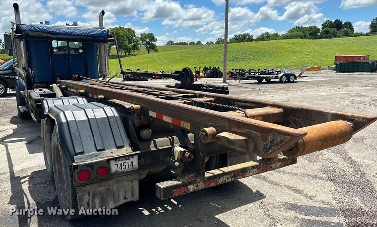 image for item EJ7001 2005 Freightliner FLD roll-off container truck