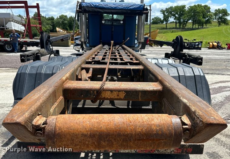 image for item EJ7001 2005 Freightliner FLD roll-off container truck