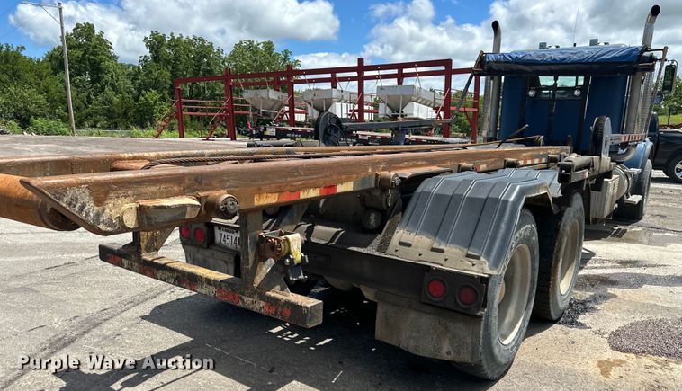 image for item EJ7001 2005 Freightliner FLD roll-off container truck