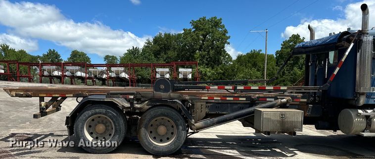 image for item EJ7001 2005 Freightliner FLD roll-off container truck