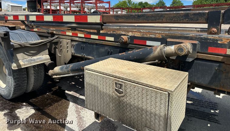 image for item EJ7001 2005 Freightliner FLD roll-off container truck