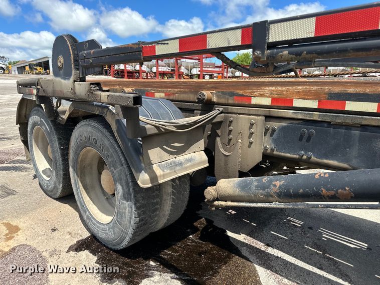 image for item EJ7001 2005 Freightliner FLD roll-off container truck