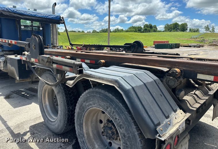 image for item EJ7001 2005 Freightliner FLD roll-off container truck