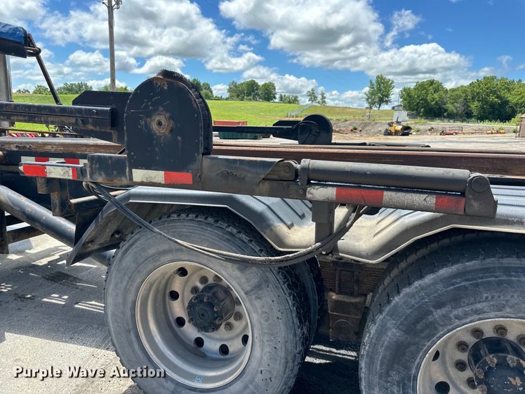 image for item EJ7001 2005 Freightliner FLD roll-off container truck