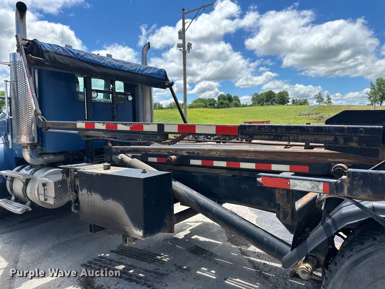 image for item EJ7001 2005 Freightliner FLD roll-off container truck