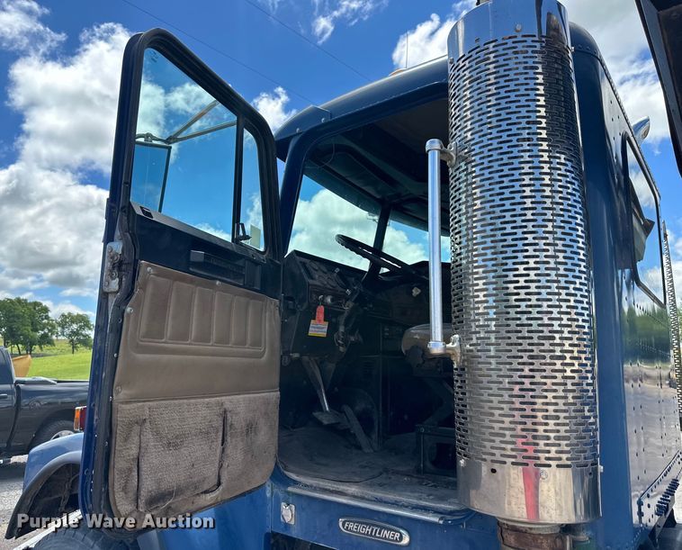 image for item EJ7001 2005 Freightliner FLD roll-off container truck