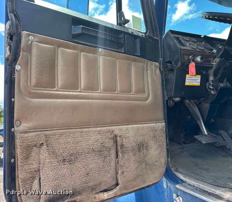 image for item EJ7001 2005 Freightliner FLD roll-off container truck