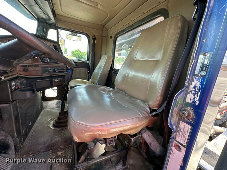 image for item EJ7001 2005 Freightliner FLD roll-off container truck