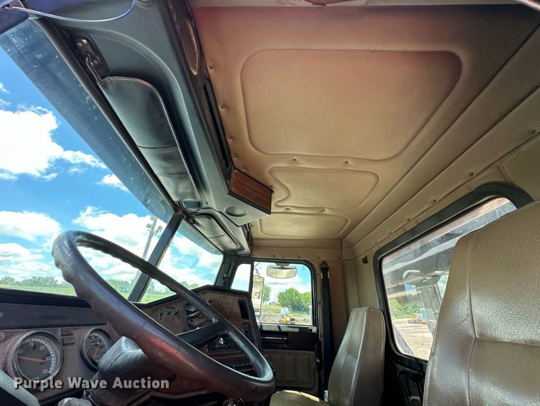 image for item EJ7001 2005 Freightliner FLD roll-off container truck