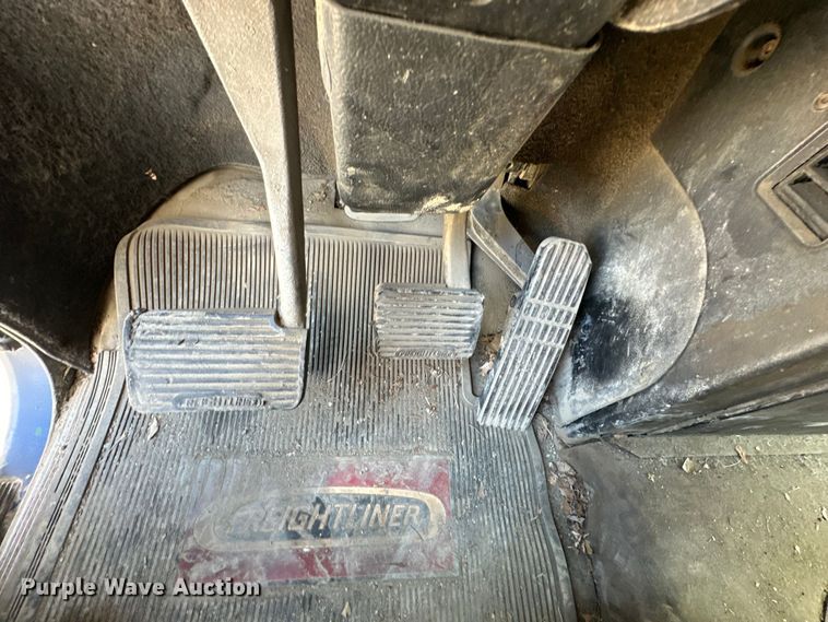 image for item EJ7001 2005 Freightliner FLD roll-off container truck