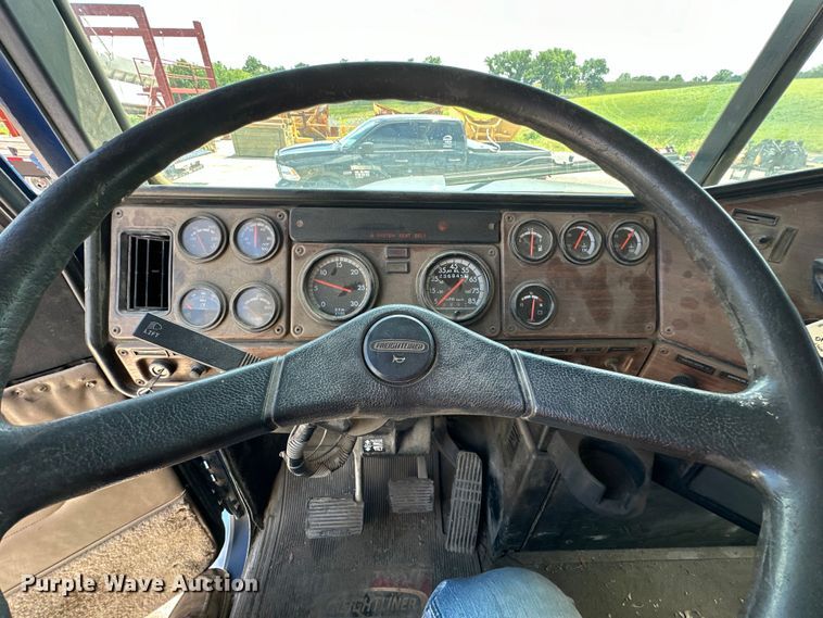 image for item EJ7001 2005 Freightliner FLD roll-off container truck