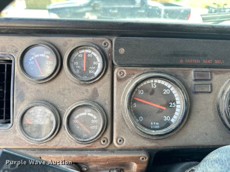 image for item EJ7001 2005 Freightliner FLD roll-off container truck