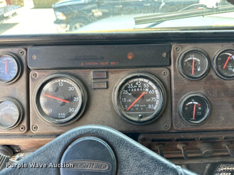 image for item EJ7001 2005 Freightliner FLD roll-off container truck