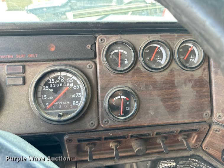 image for item EJ7001 2005 Freightliner FLD roll-off container truck