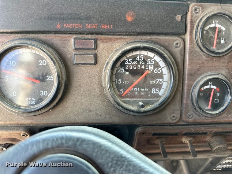 image for item EJ7001 2005 Freightliner FLD roll-off container truck