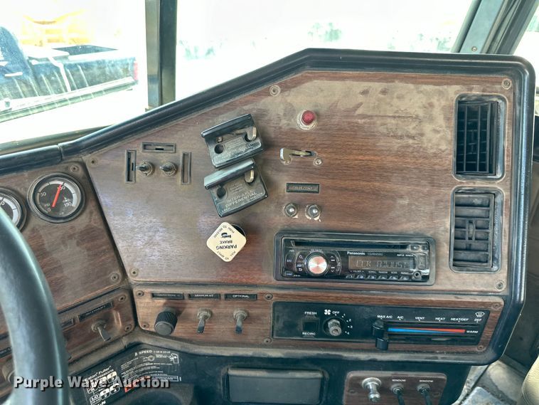 image for item EJ7001 2005 Freightliner FLD roll-off container truck