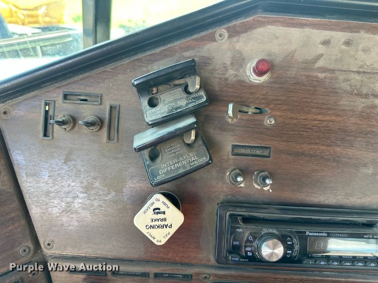 image for item EJ7001 2005 Freightliner FLD roll-off container truck