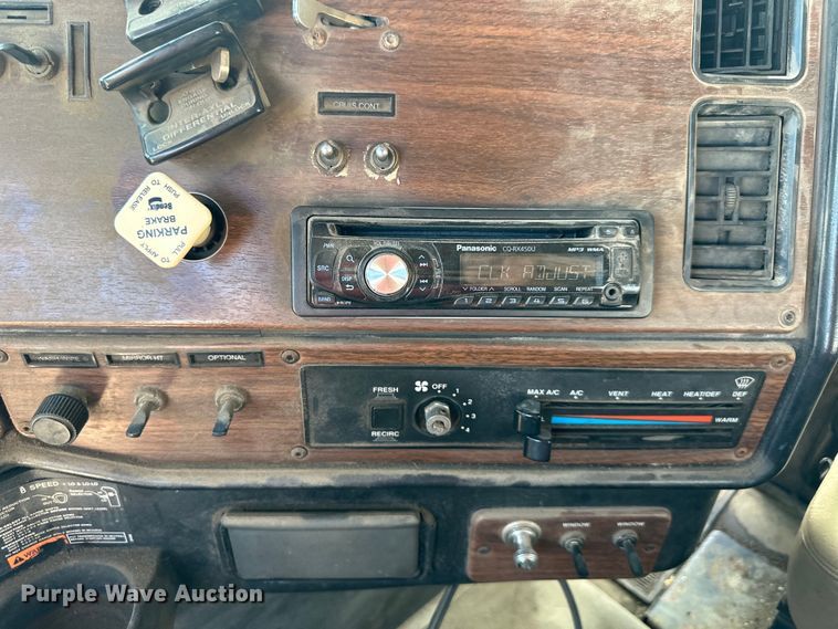 image for item EJ7001 2005 Freightliner FLD roll-off container truck