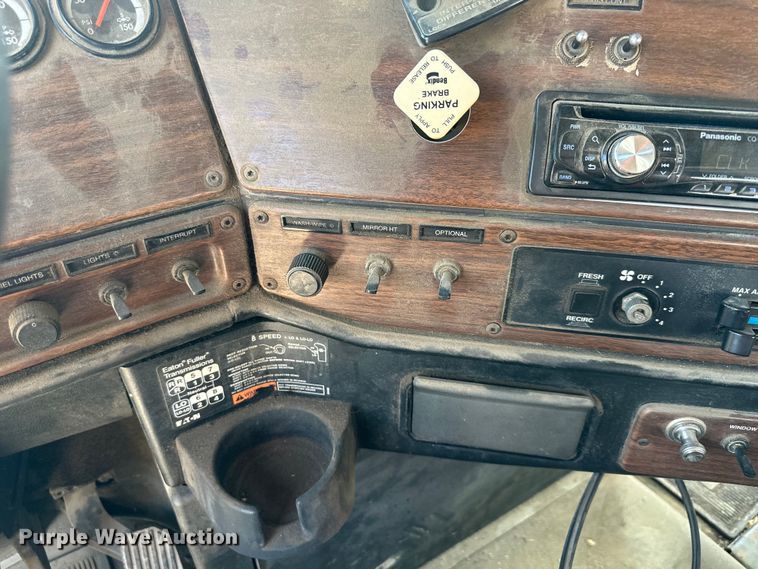 image for item EJ7001 2005 Freightliner FLD roll-off container truck