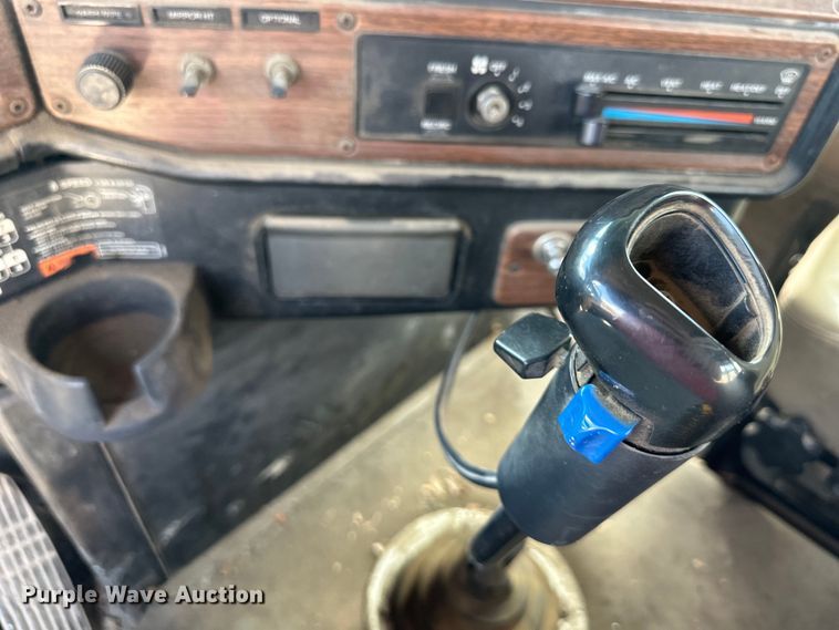 image for item EJ7001 2005 Freightliner FLD roll-off container truck