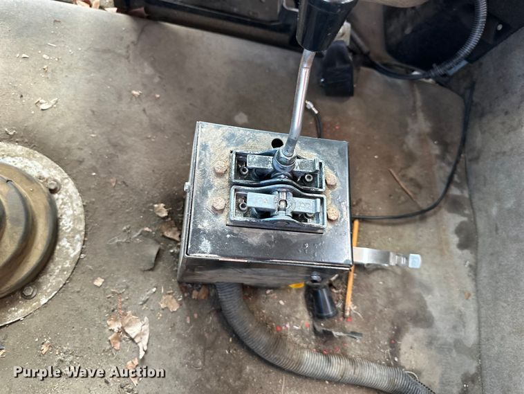 image for item EJ7001 2005 Freightliner FLD roll-off container truck