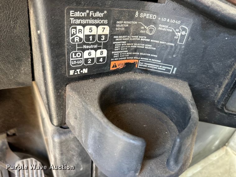 image for item EJ7001 2005 Freightliner FLD roll-off container truck